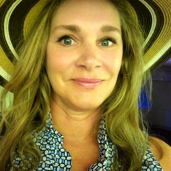 Meet your Posher, Monique! - Picture 1 of 1